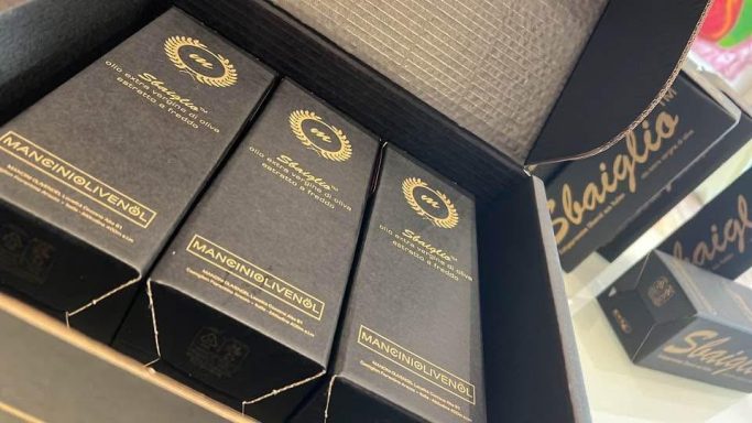 Schwarze Verpackungen mit goldenen Schriftzügen in einer Box.